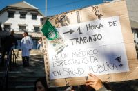 Trabajadores de la salud realizan abrazo simbólico al Hospital Zonal Bariloche en reclamo salarial y por falta de insumos