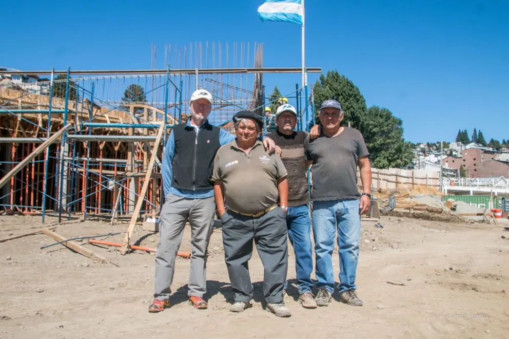 Veteranos junto a la obra de lo que será el memorial en la costa del Nahuel Huapi.
