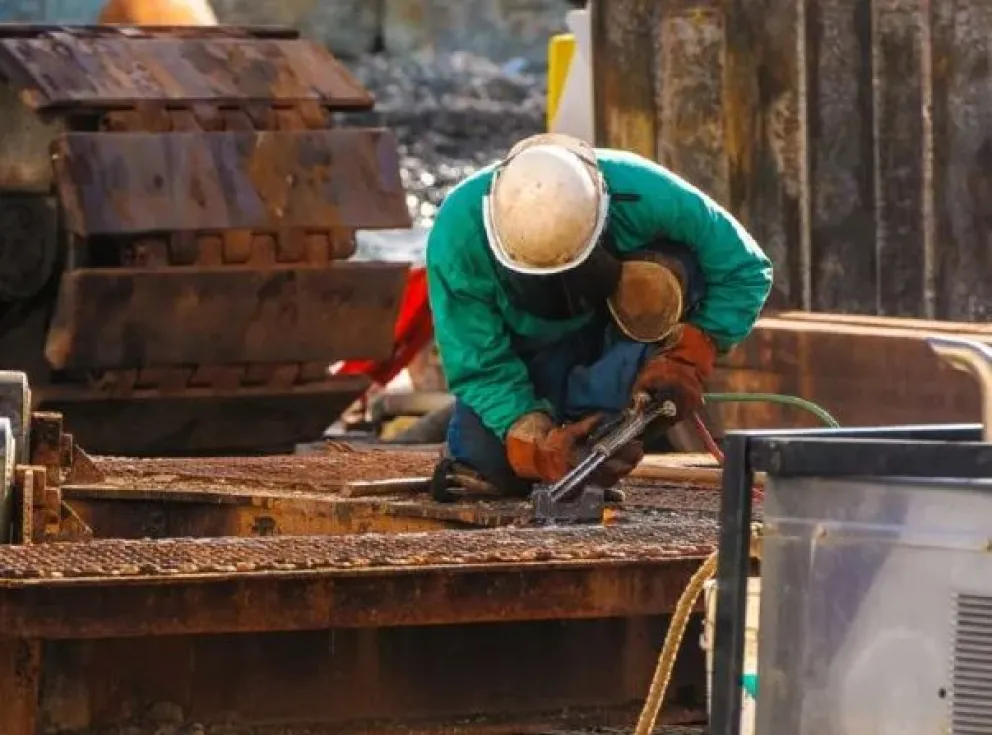 Suspenden el pago de planes sociales a más de 22 mil beneficiarios por viajes al exterior