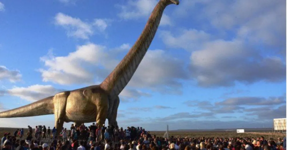 El dinosaurio del ingreso a Trelew estuvo de cumpleaños