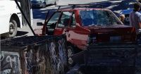Aparatoso accidente en calle Beschtedt: un auto fue a parar contra un tacho de basura