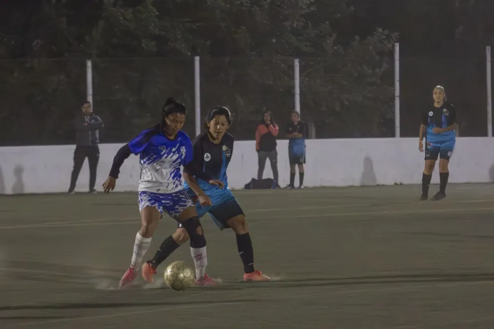 Las chicas del fútbol libre jugaron una y van por otra