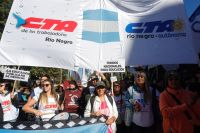 Marcha por pedido de paritarias y fondos adeudados por Nación en el centro de Bariloche