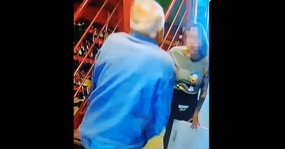 VIDEO: Intentó mostrarle sus partes íntimas a moza de un conocido restaurante