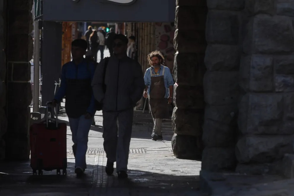 Finalmente lograron reubicar a la pareja que se encontraba viviendo bajo las arcadas del Centro Cívico