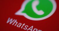 Cómo se activa el “modo letras rojas” que es furor en WhatsApp