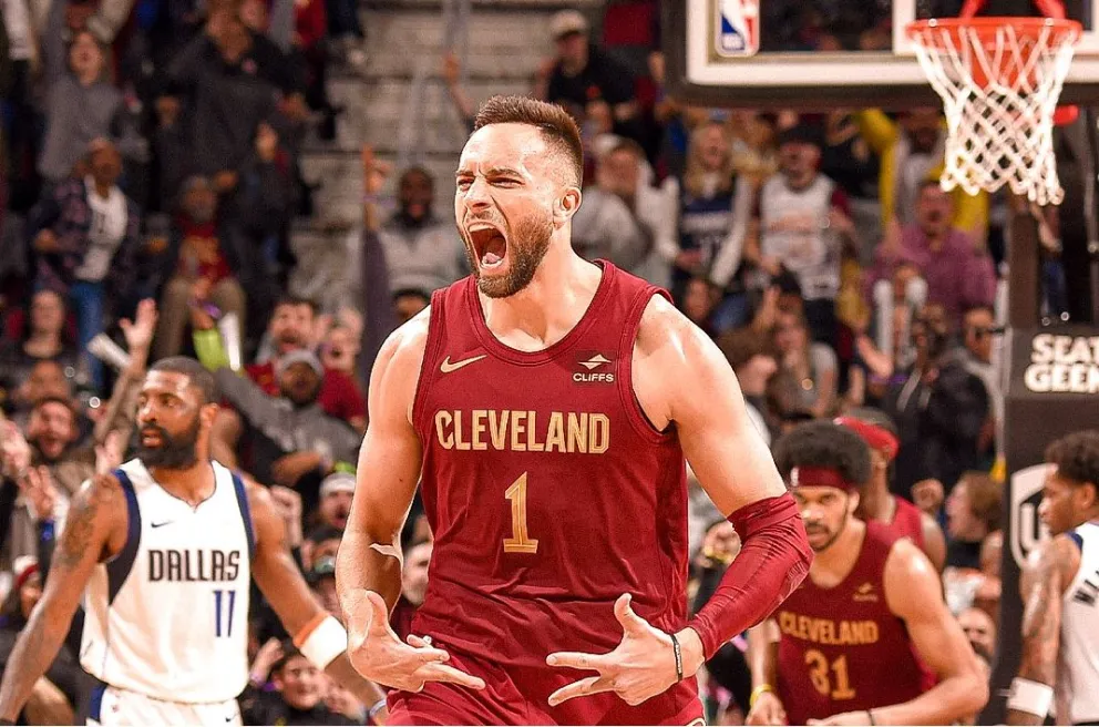 El triple desde atrás de mitad de cancha que definió un partido de NBA en el último segundo