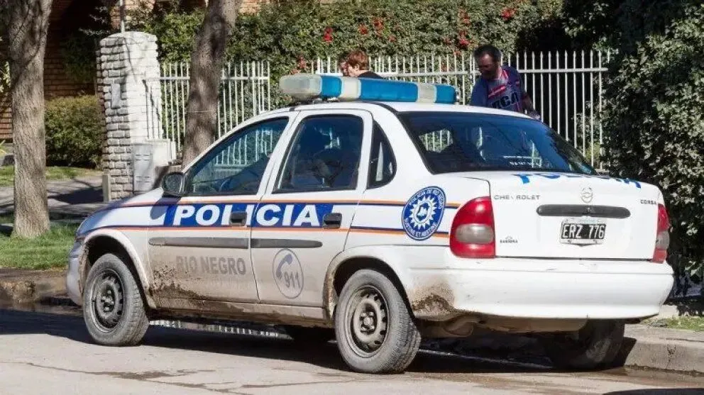 A mano armada, asaltaron una casa de comidas: se llevaron los celulares