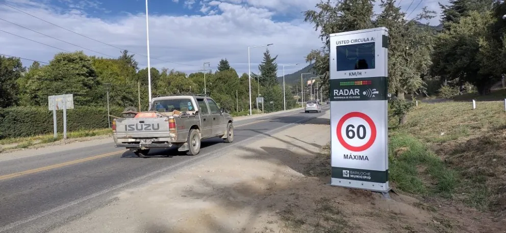 Instalan tótem digital para el control de velocidad en el km 7.500 de Pioneros