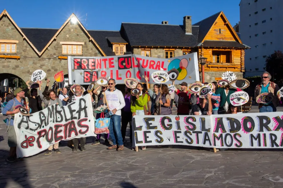 Manifestación del Frente Cultural Bariloche contra las medidas de Milei y con un "ojo" puesto en las sesiones en la Legislatura