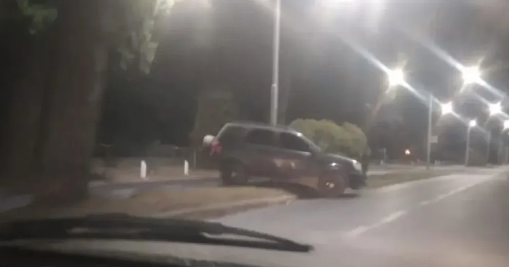 Apareció una camioneta cruzada sobre la avenida 12 de Octubre