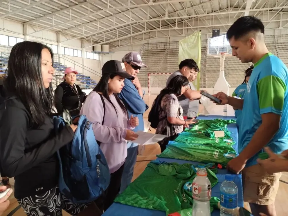 Corrida: dónde podes retirar tu remera para la prueba atlética más importante de la Patagonia