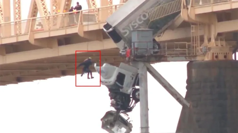 Video: increíble rescate del conductor de un camión que quedó colgando de un puente