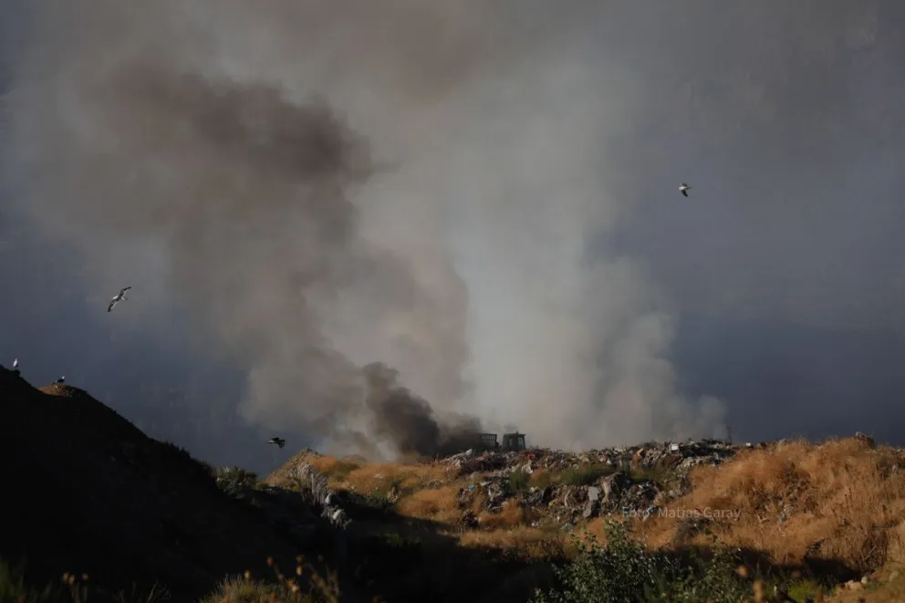 Este fin de semana, la cortina de humo volvió a ser visible en el alto de la ciudad ante dos incendios en el predio del vertedero (Foto; Matías Garay)