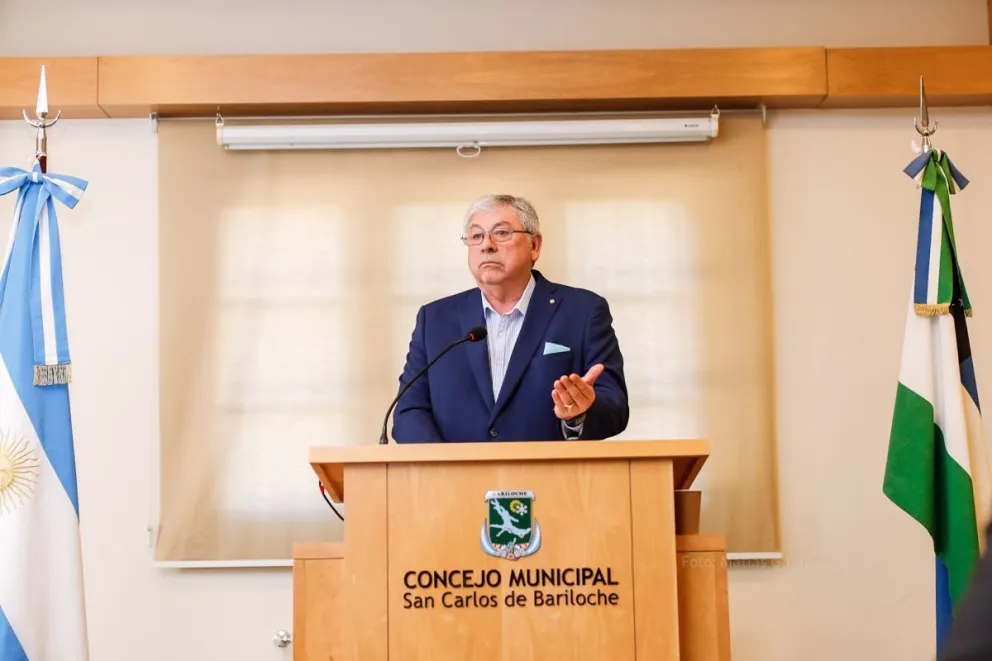 El intendente prometió construir un natatorio olímpico en la Costanera