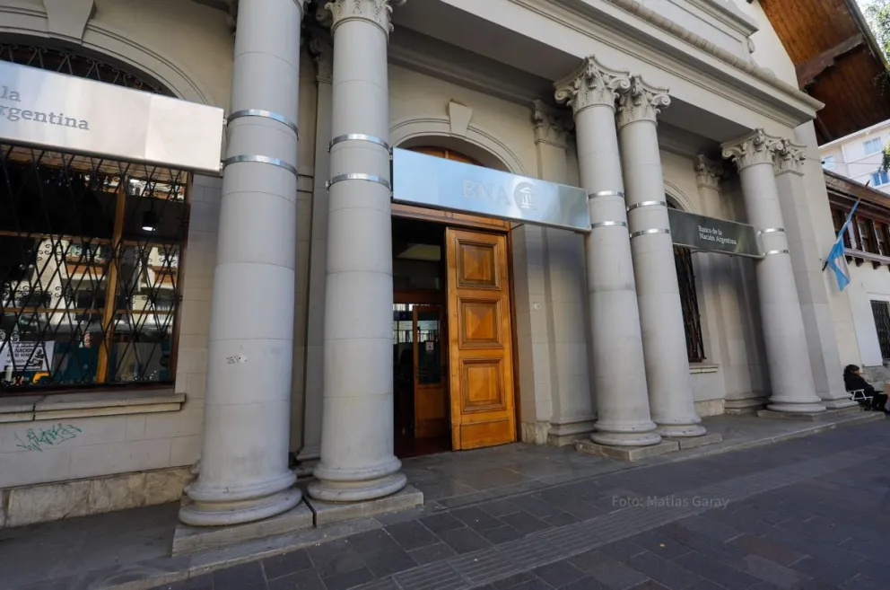 Sin ejercer violencia, ladrones habrían sustraído bolsines con dinero del Banco Nación