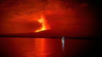 Un volcán en el archipiélago en una isla de Galápagos entró en erupción