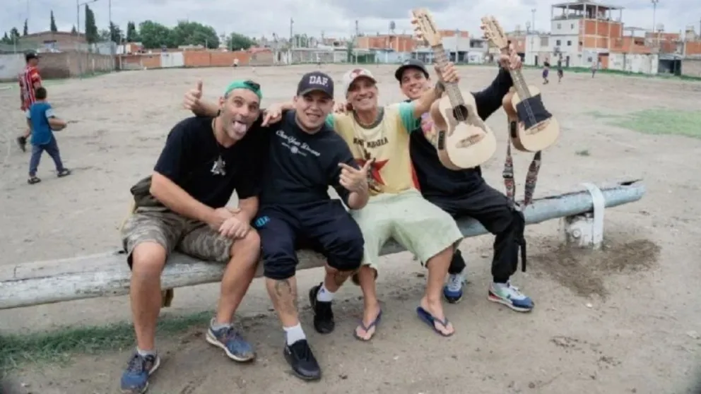 Manu Chao emocionó con un fuerte homenaje para Maradona en Villa Fiorito