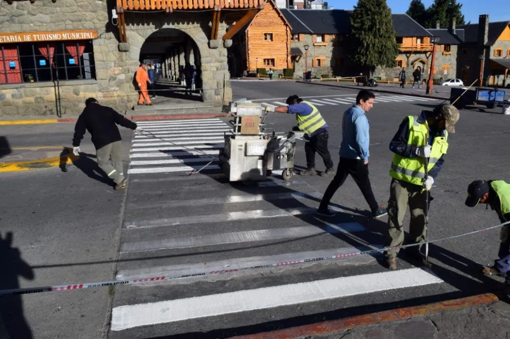 Avanzan los trabajos de pintura de sendas peatonales y líneas de carril