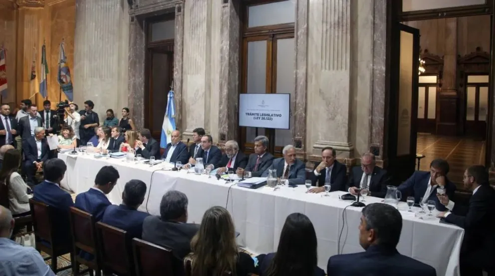 Citaron a Caputo y a Posse para explicar el DNU en la Comisión Bicameral