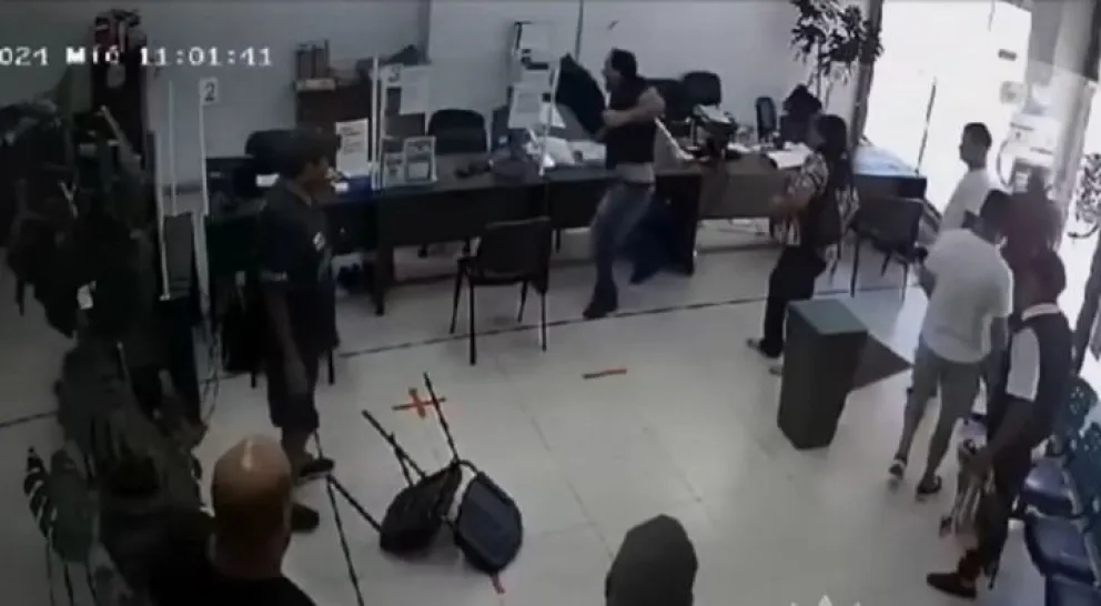 VIDEO: un hombre furioso destrozó las oficinas de Energía de Misiones porque no le instalaban el medidor de luz