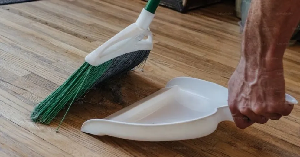 Truco casero: Por qué debes ponerle sal a la escoba para barrer