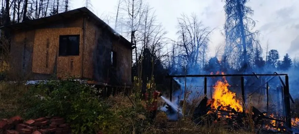 Susto por un incendio que consumió por completo un galpón de leña