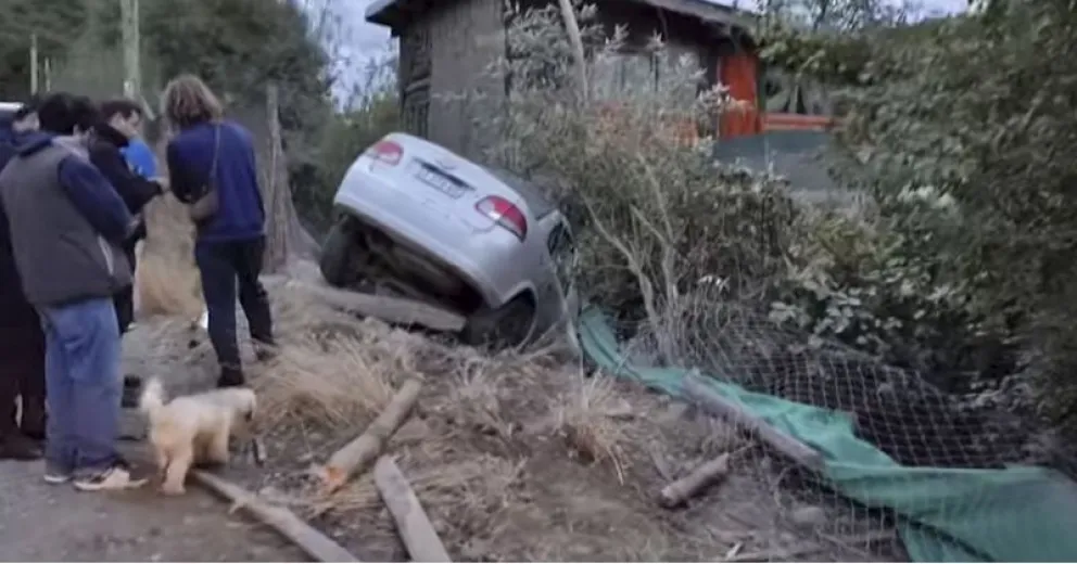 Un automóvil chocó contra una vivienda