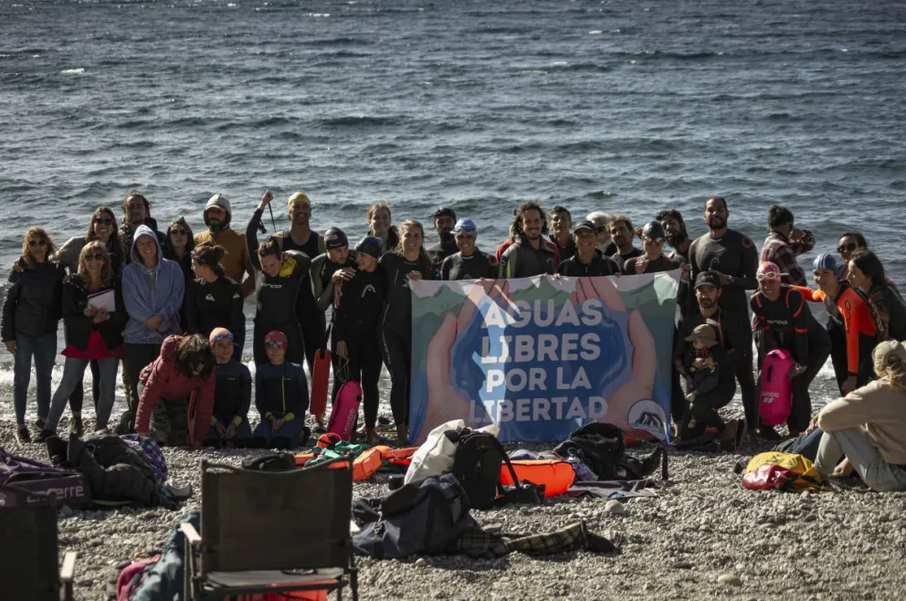 Nadaron para concientizar sobre el vertido de líquidos cloacales en el Nahuel Huapi