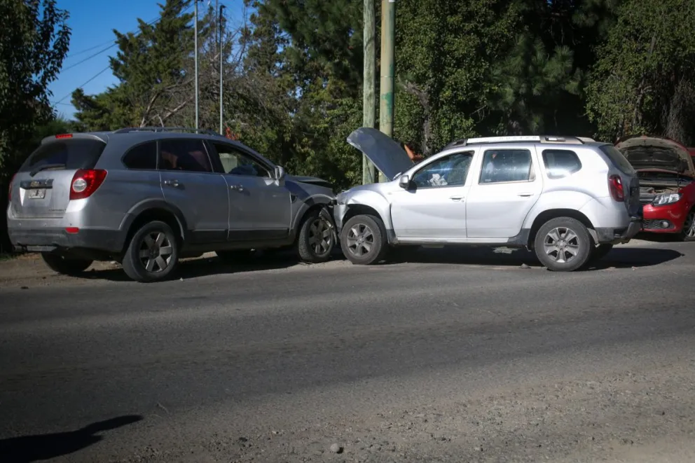 Triple choque en Bustillo generó demoras y una mujer herida