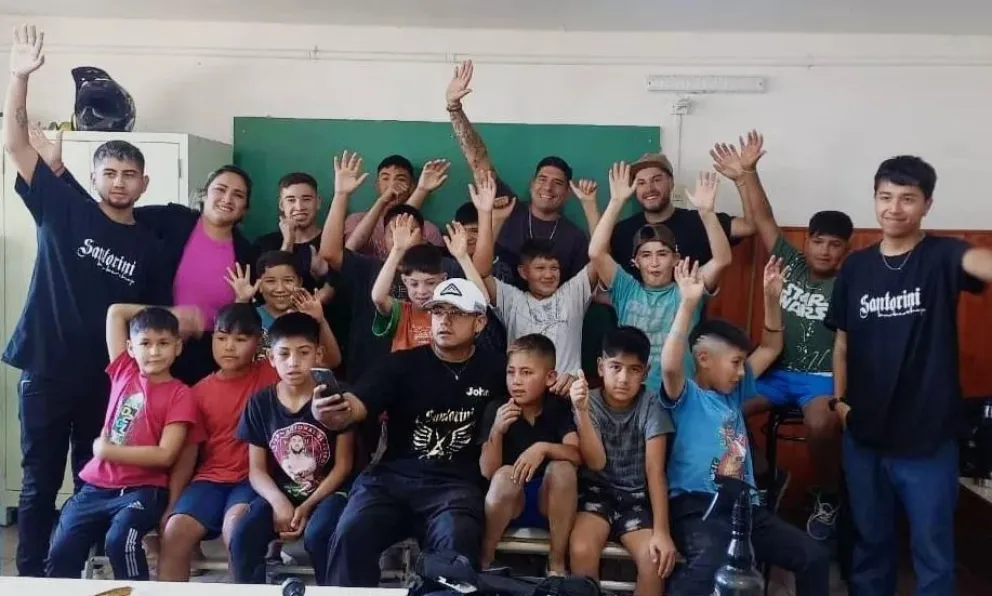 Barberos solidarios cortan el cabello antes del inicio de clases en Bariloche