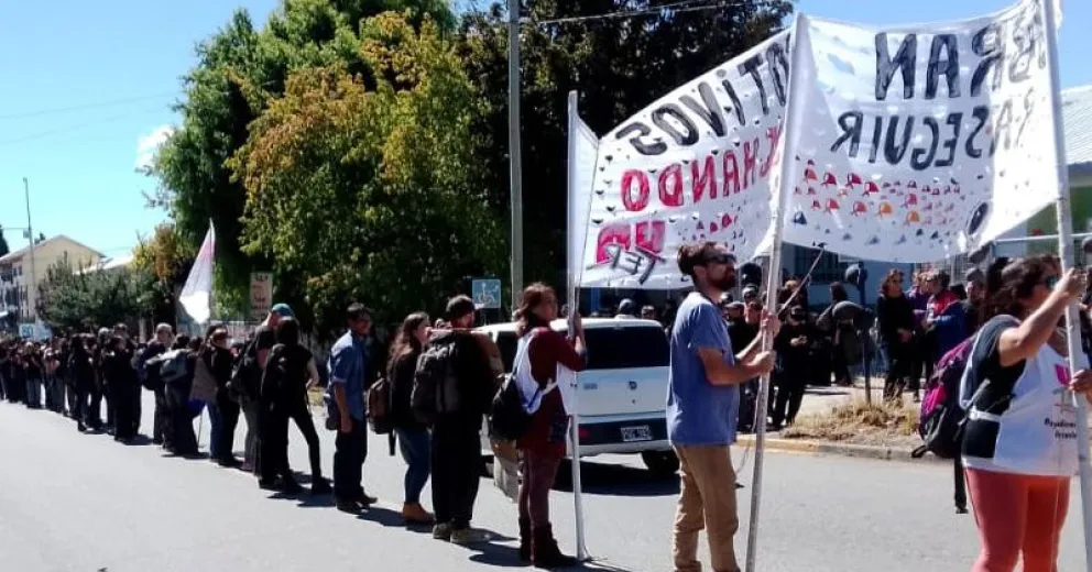 Cientos de integrantes de comunidades educativas de Bariloche hicieron visibles sus reclamos