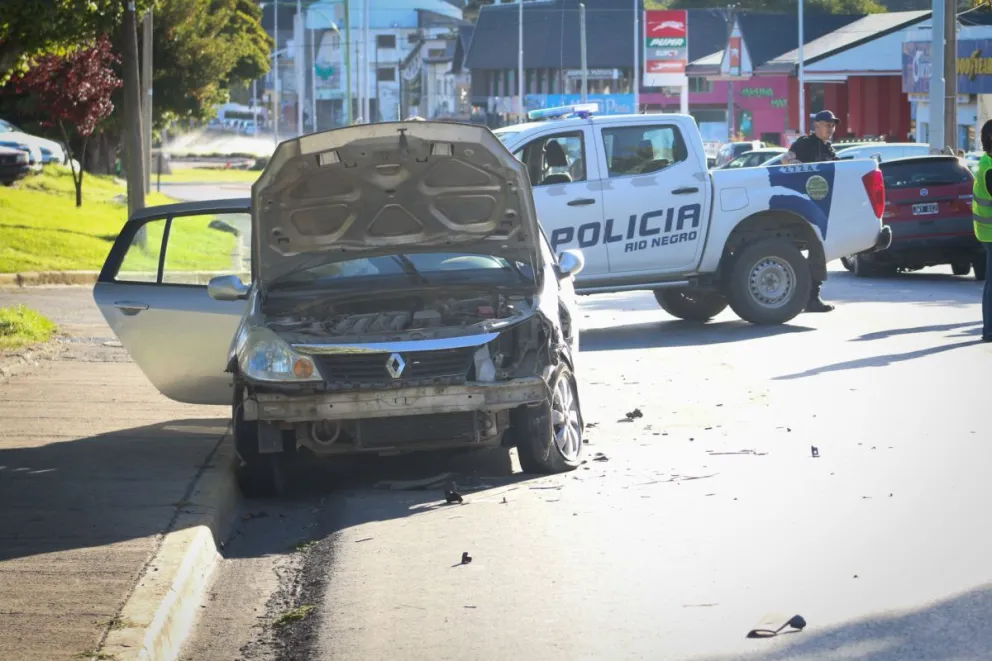 Otro accidente, ahora en El Ñireco: fuerte colisión entre dos vehículos