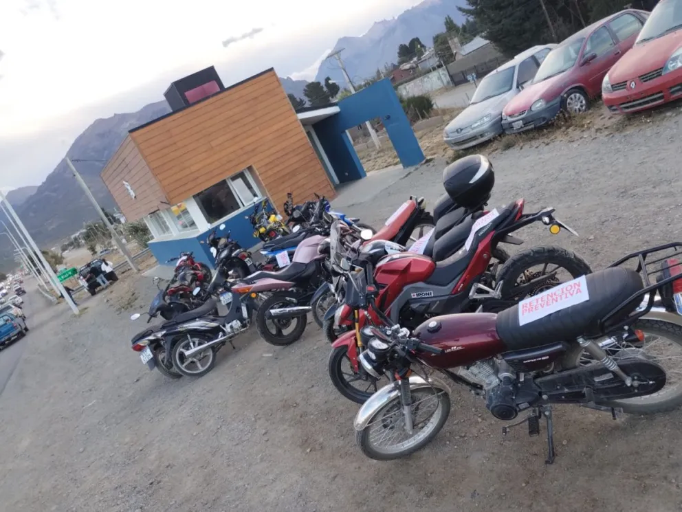 Sorpresivo control policial en el Alto: secuestran 16 motos y 4 autos