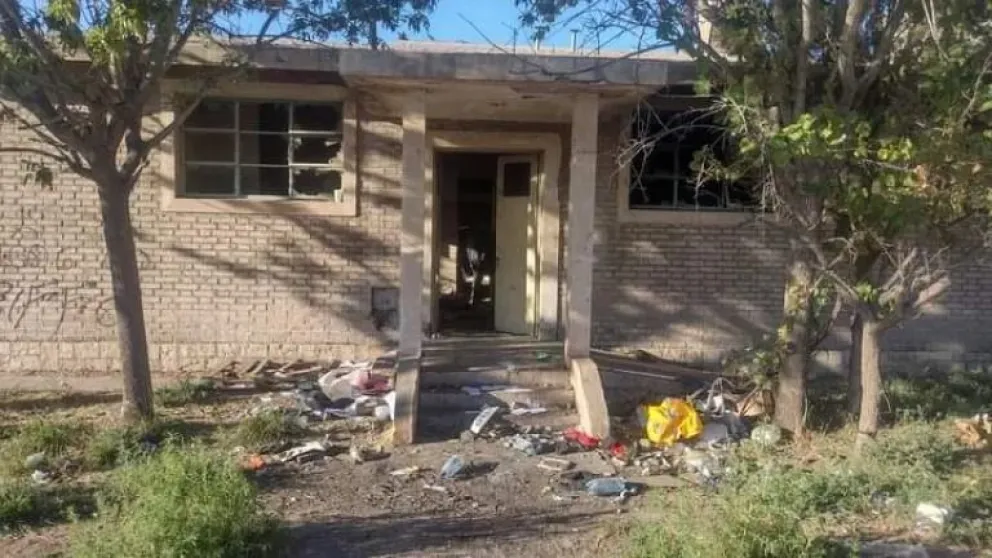 Desalojaron y cerraron un aguantadero delictivo en el viejo hospital de una ciudad del Alto Valle