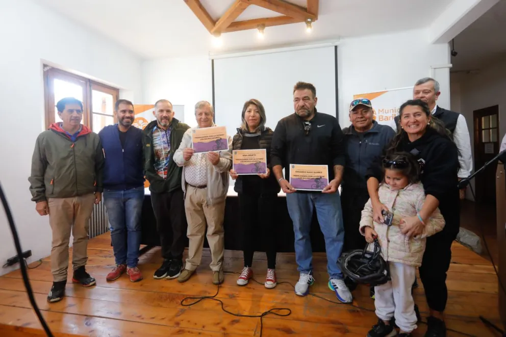 Homenajearon a Edgardo Hugo Suárez, Nina Aburto y el grupo “Pedaleando por la Estepa”