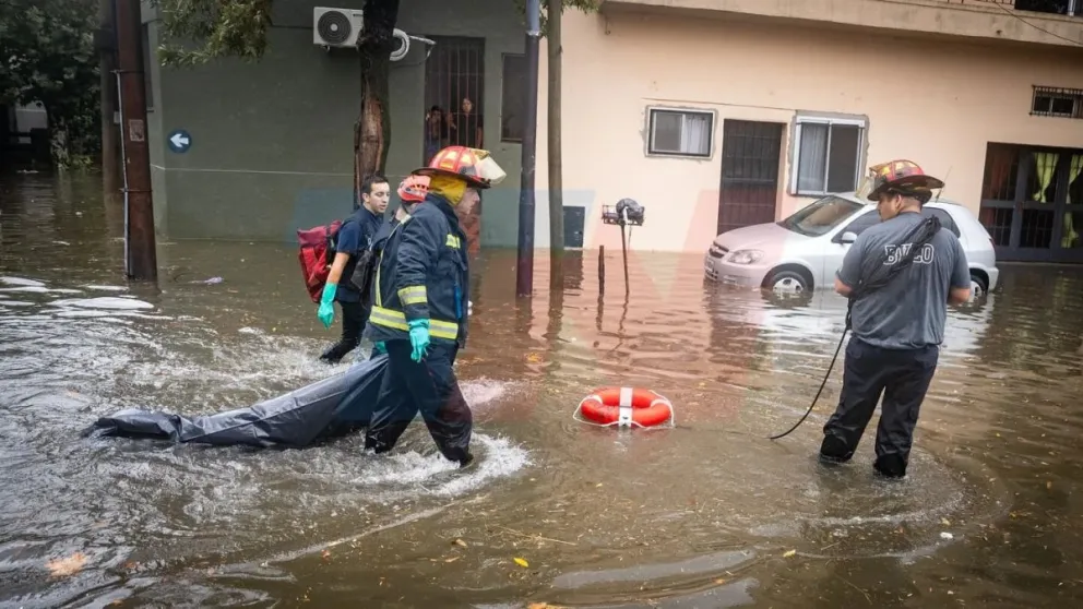 Trágico: apareció un cuerpo flotando en la calle en medio del temporal en Valentín Alsina