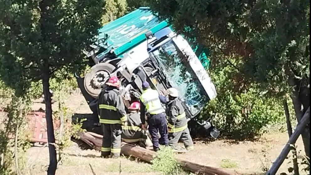 Tres personas terminaron hospitalizadas tras el vuelco de un camión en Mallín Ahogado