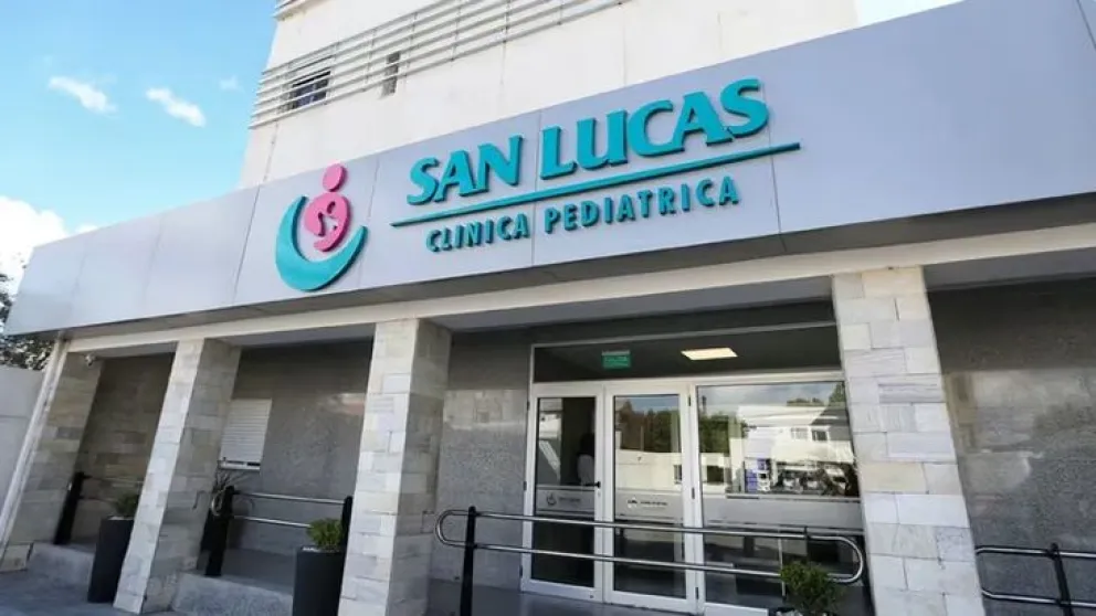 Fueron a trabajar y su hijo de tres años quedó en el auto por seis horas: se encuentra internado en terapia