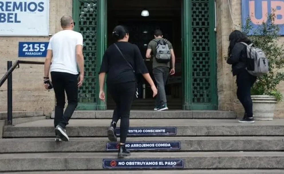 Docentes universitarios realizan un paro nacional contra el ajuste presupuestario