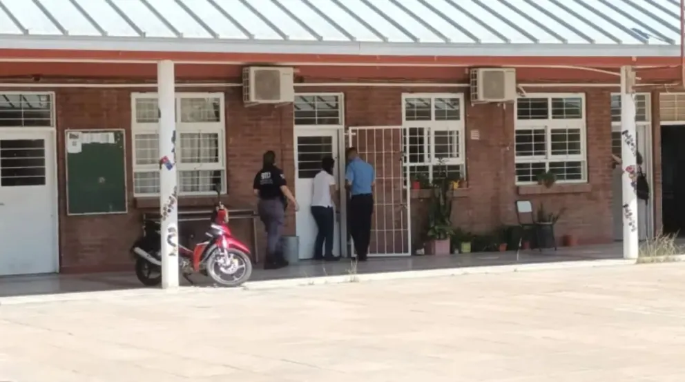 Un delincuente entró a una escuela y asaltó a los alumnos con un arma