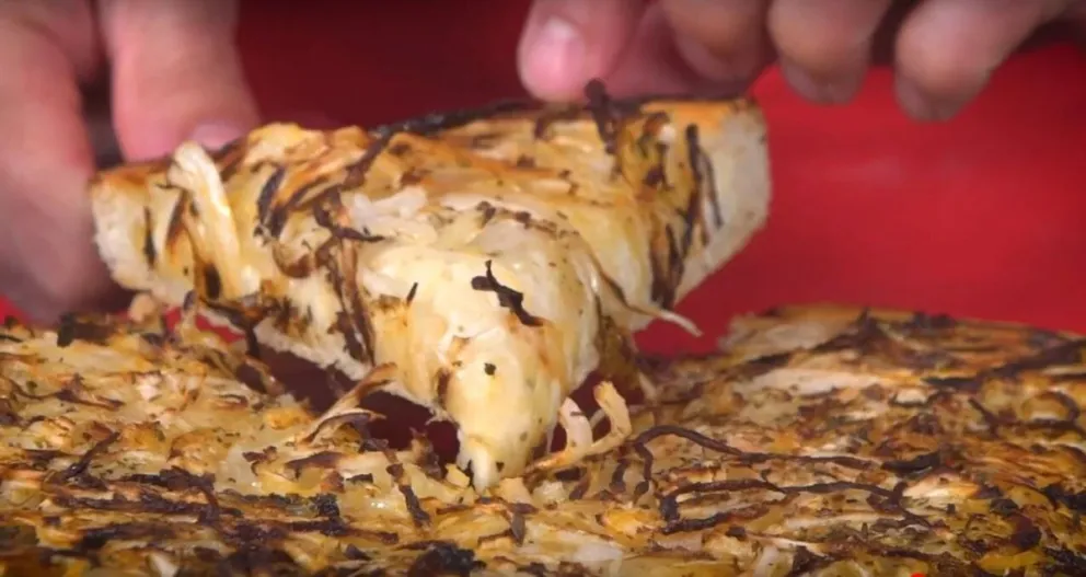 Cómo hacer una pizza fugazzeta invertida, ¡riquísima!