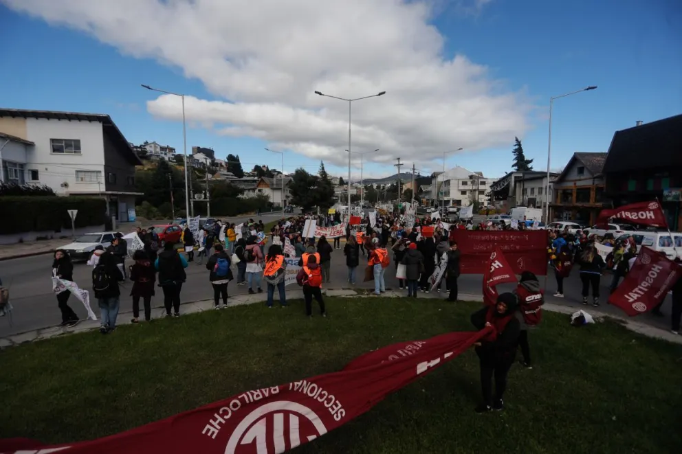 Trabajadores de salud se manifiestan en la rotonda del Ñireco y ratifican la medida de fuerza