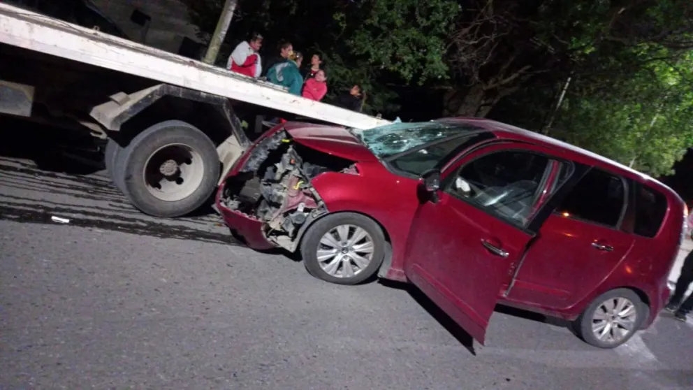 Chocó desde atrás a una grúa que estaba estacionada y se fue caminando