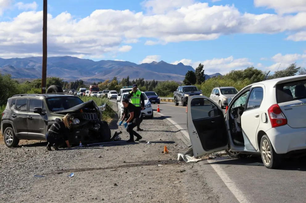 ¿Cómo fue el brutal accidente frontal entre Bariloche y Dina Huapi?