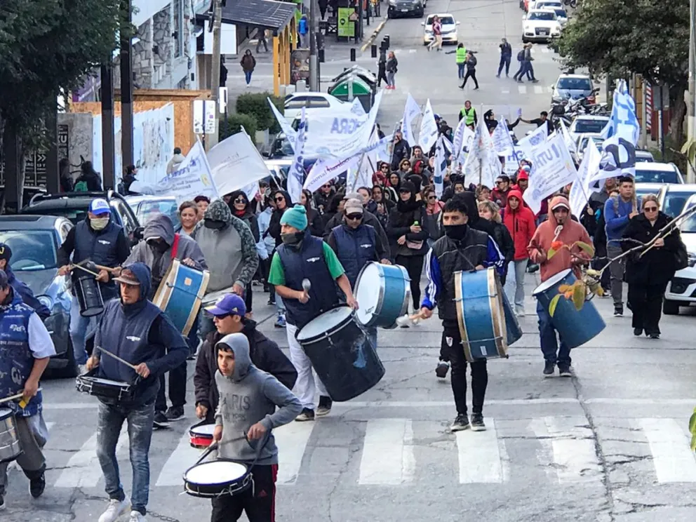 Reclamo salarial: UTHGRA marchó por el centro de la ciudad