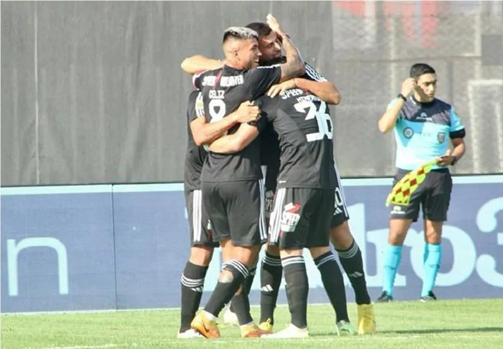 Histórico: Riestra venció a Independiente y lo bajó de la punta