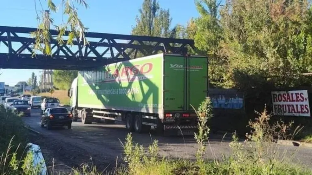 Una problemática recurrente: otra vez un camión chocó el puente de la Ruta 151