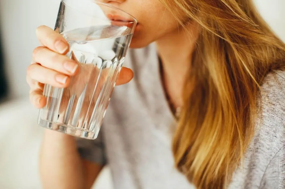 Beber agua antes de las comidas: ¿mito o realidad?