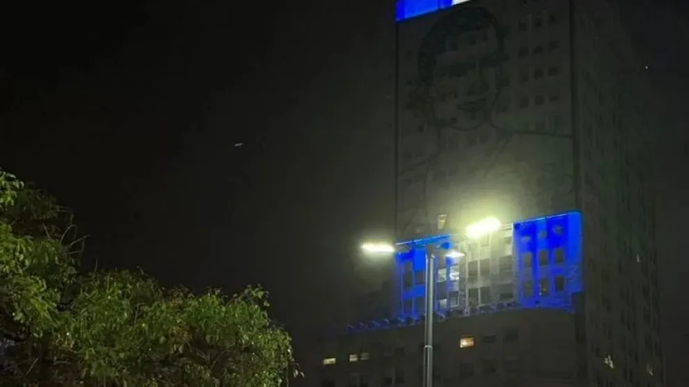 Apagaron la luz que alumbraba el monumento de Evita durante la noche 